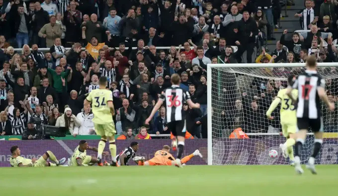 Một pha nguy cấp mà Ramsdale và White khá chật vật giải nguy - Newcastle vs Arsenal